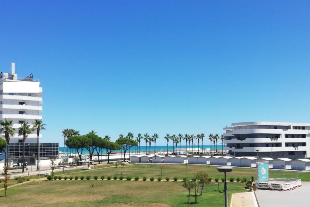 White-Blue Vibes, Seafront 2-Bedroom Apt Montesilvano Exterior photo